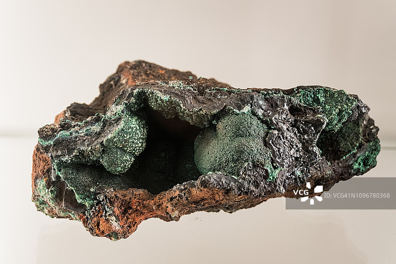 含钴的异质矿物，被孔雀石覆盖图片素材