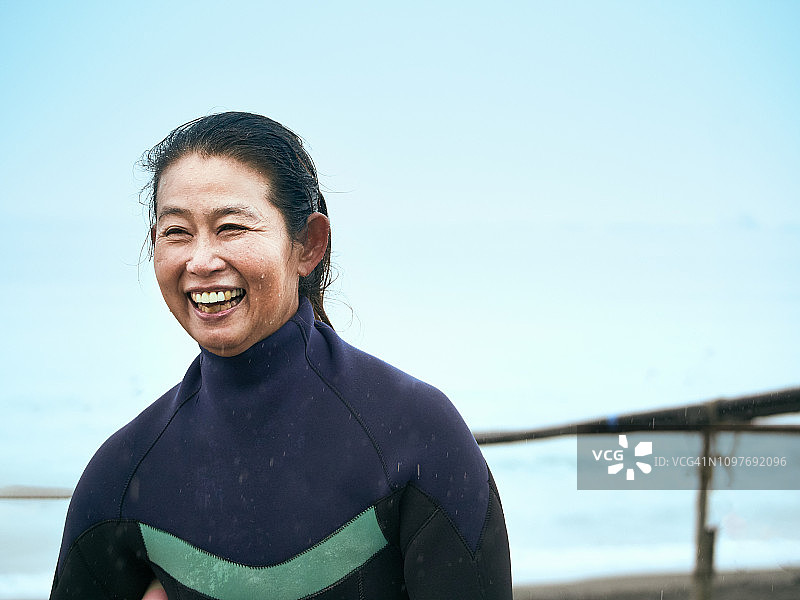 冲浪者的女人正对着大海微笑图片素材