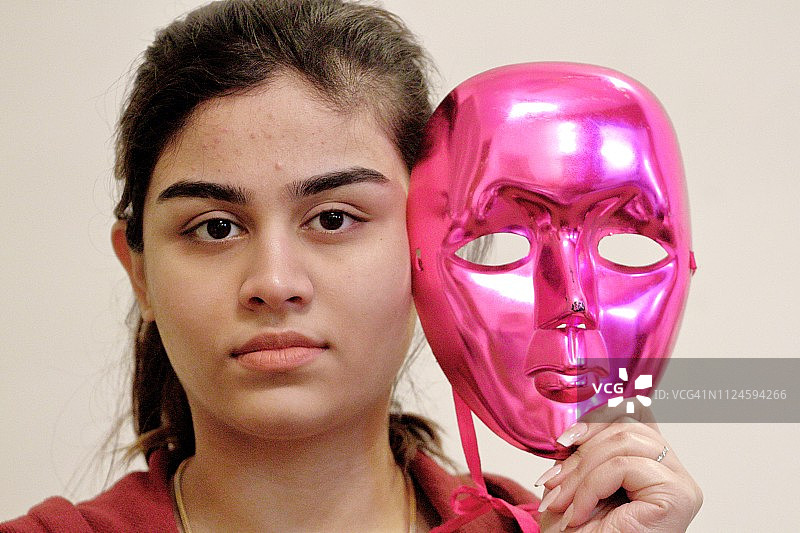 一个十几岁的女孩，脸上戴着口罩图片素材