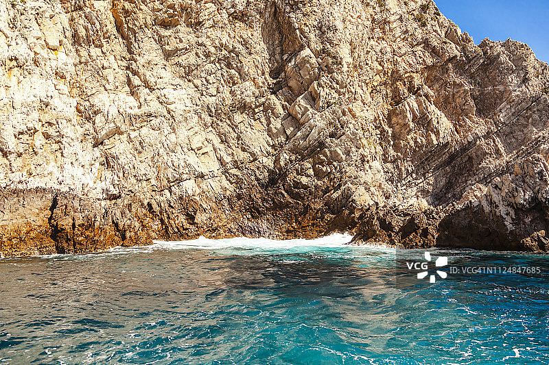 意大利卡普里岛周围的推勒尼海的绿色水域图片素材