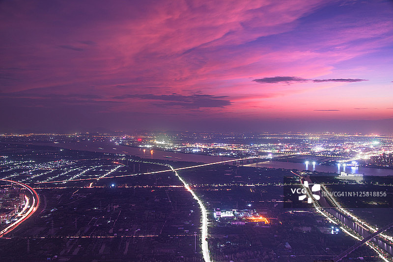 中国广东中山古镇夜景的高角度视角。图片素材