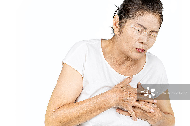 老年亚洲妇女心脏病发作孤立在白色背景图片素材