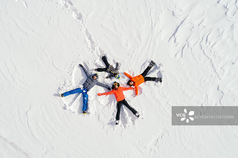 幸福的一家人躺在雪地上图片素材