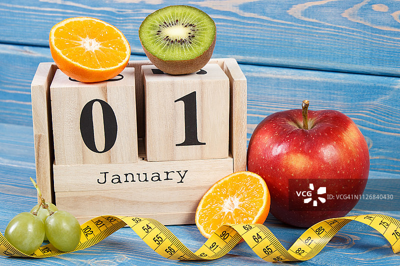 日期1月1日立立方历，水果和卷尺量，新年决胜图片素材