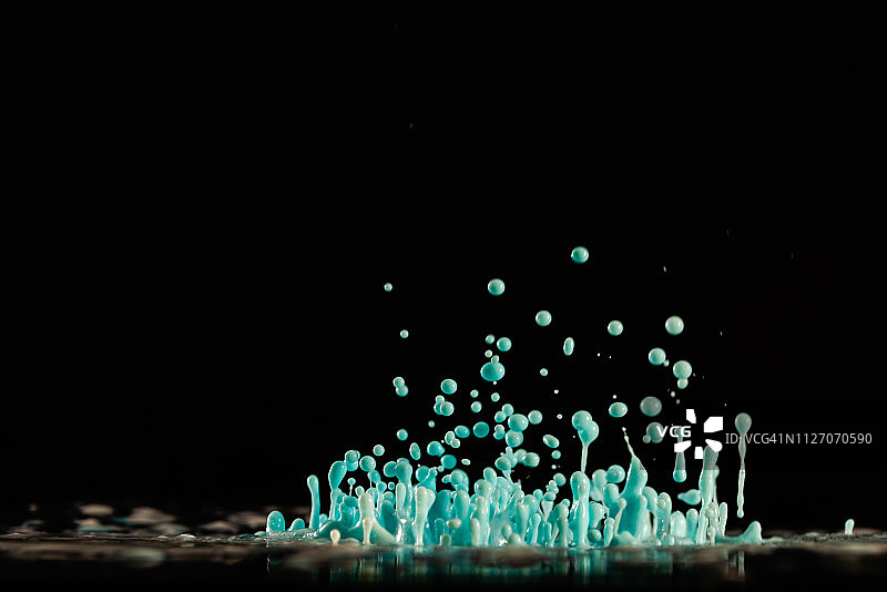 蓝色染料在半空中与一群小水滴跳舞图片素材
