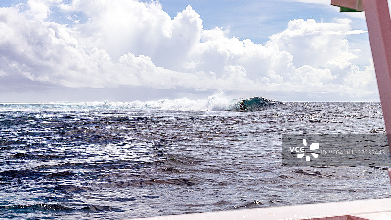 印度尼西亚，在太平洋上冲浪图片素材