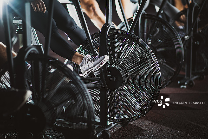 在健身房里的固定自行车上休息双腿!图片素材