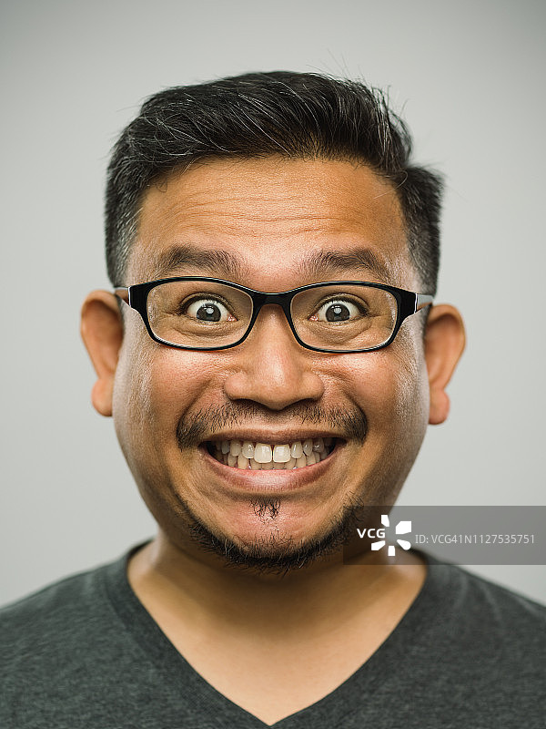 真正的马来西亚成年男子非常兴奋的表情图片素材