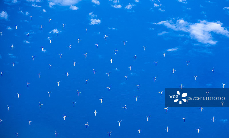 北欧海上风力发电场中的现代风车图片素材