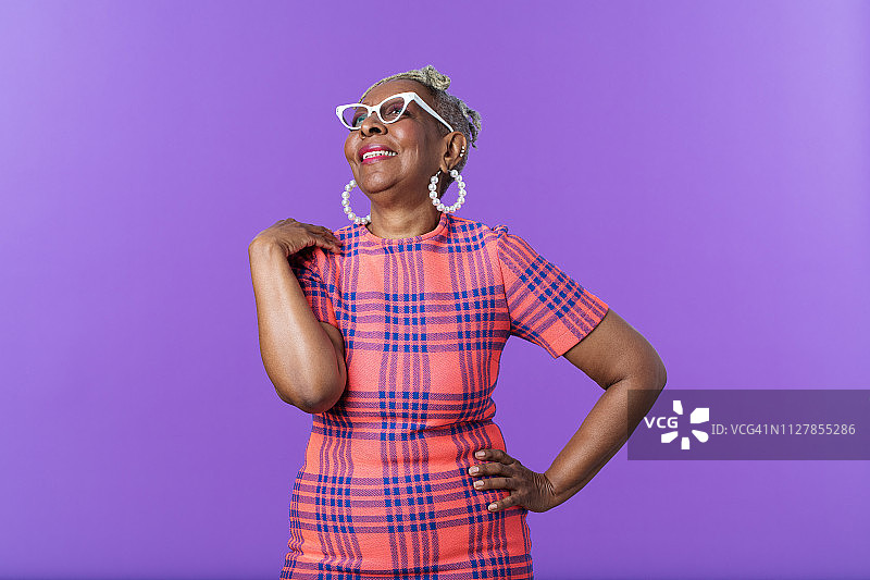 非洲裔美国自信女人微笑的肖像图片素材