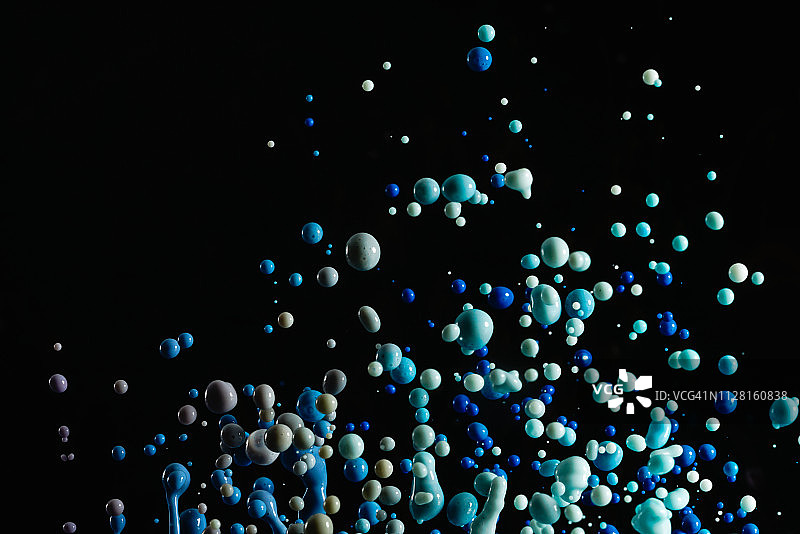 彩色的染料在半空中与一群小水滴跳舞图片素材