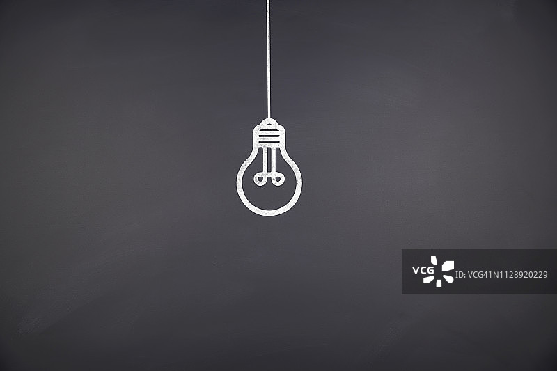 发光灯泡的创新概念在黑板上图片素材
