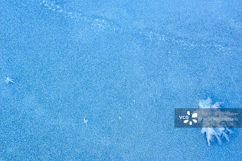 日出时湖面上有蓝色的冰雪。图片素材