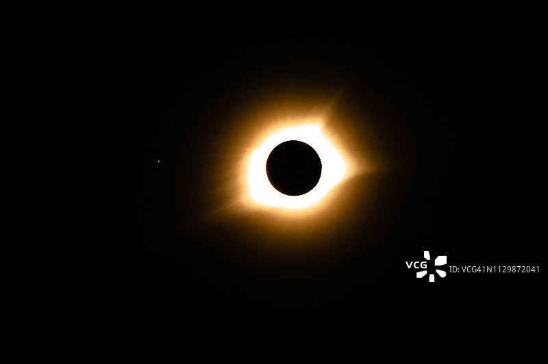 日食-在天空中清晰可见的轩辕十四日全食图片素材