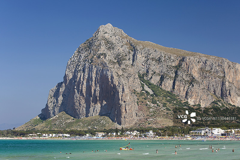 风景越过平静的绿松石海摩纳哥山，圣维托洛卡波，特拉帕尼，意大利西西里岛图片素材