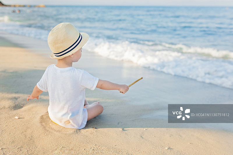 在海滩上快乐的小男孩图片素材