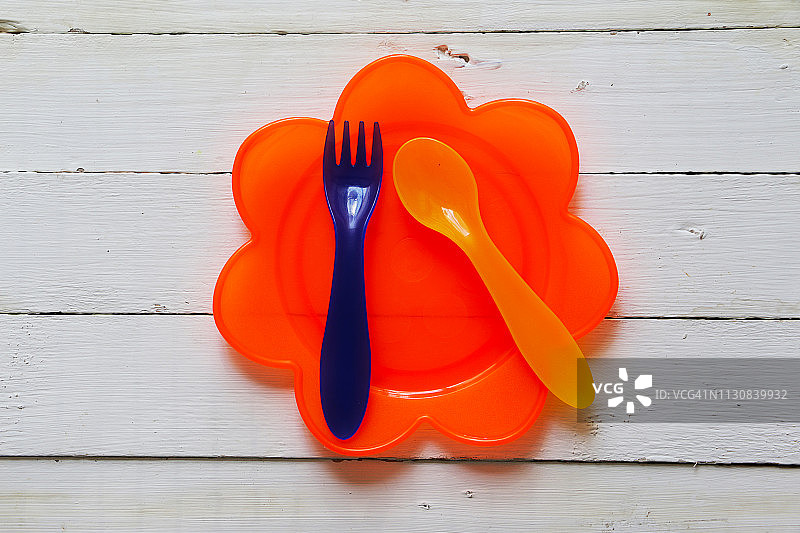 塑料叉子和勺子放在盘子里图片素材