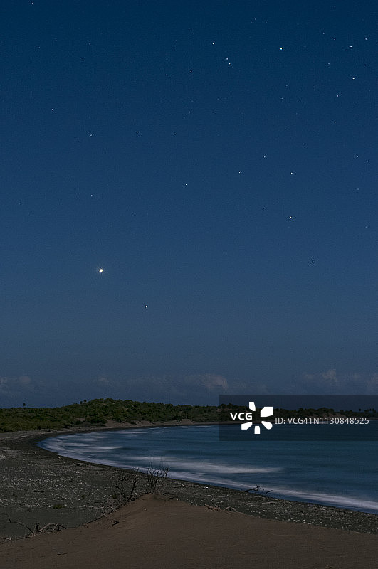 金星和木星合在海滩上图片素材