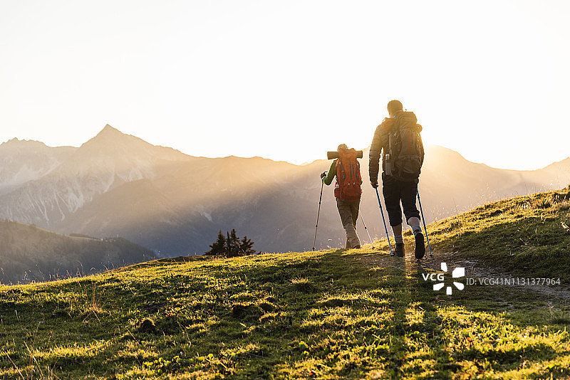 一对夫妇在奥地利的山上徒步旅行图片素材