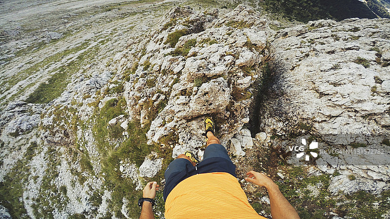 在山上奔跑的POV人小道:Dolomites图片素材