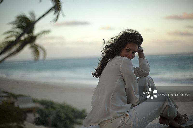 梦幻女郎在热带海滩摆姿势图片素材