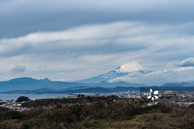 日本神奈川县的富士山、相模湾(太平洋)、镰仓、藤泽、千崎和平冢市图片素材