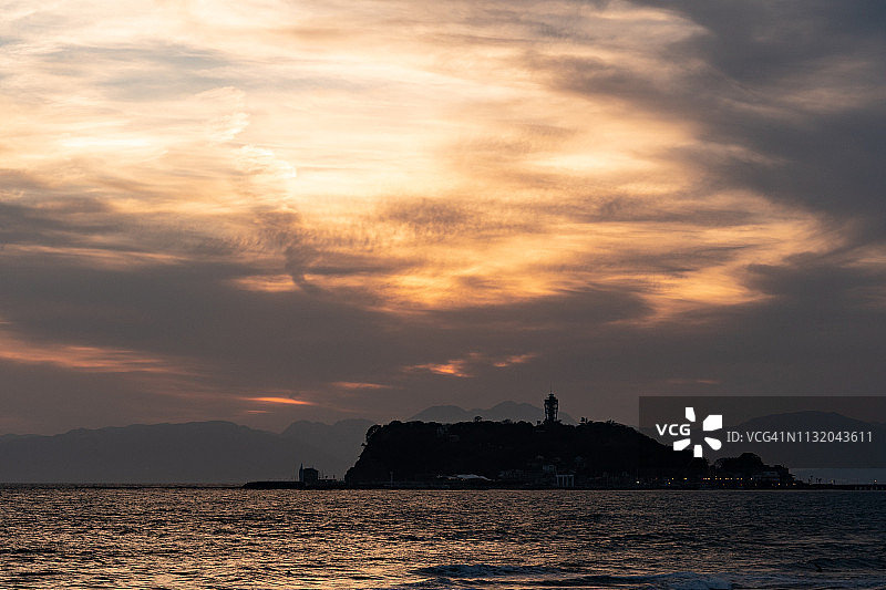 日落的阳光在相模湾(太平洋)和Enoshima岛在藤泽市日本图片素材