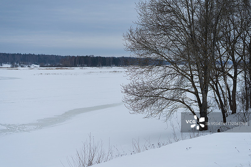 俄罗斯yaroslavl州附近myshkin村附近的冰冻伏尔加河图片素材