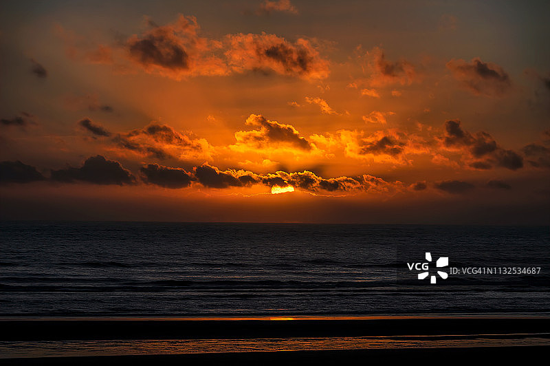 日落和云在Cannon海滩，俄勒冈海岸，俄勒冈图片素材