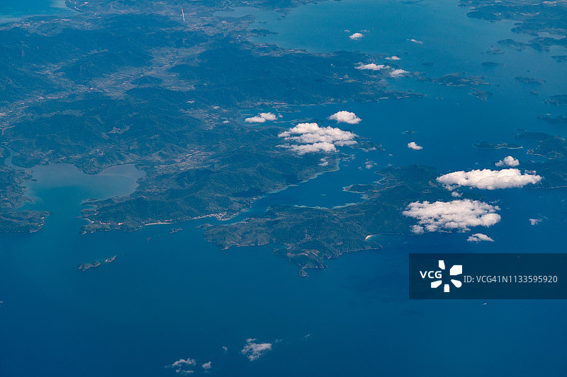 南中国海和菲律宾珊瑚色的岛屿白天从飞机上鸟瞰图片素材