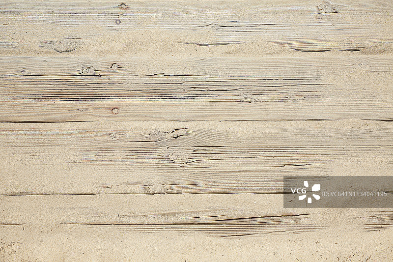 高角度的木板路与沙子图片素材