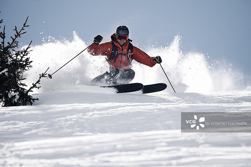 男性滑雪者转向滑雪下山，阿尔卑斯，罗纳-阿尔卑斯，法国图片素材