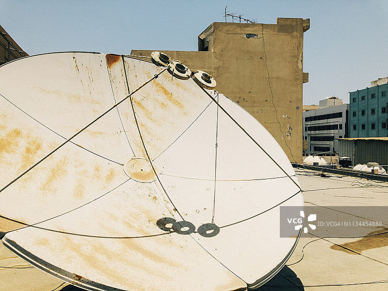 巴林，麦纳麦，屋顶上的大型卫星接收器图片素材