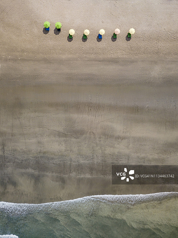 巴厘岛库塔海滩，排海滩伞，鸟瞰图图片素材