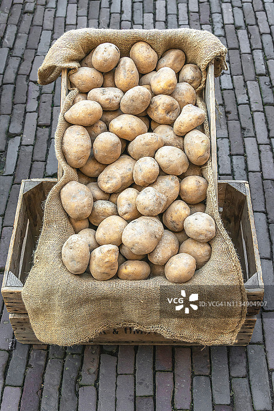 生土豆放在麻袋里图片素材