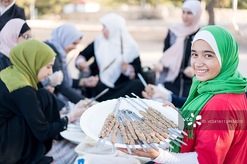 阿拉伯穆斯林家庭野餐图片素材