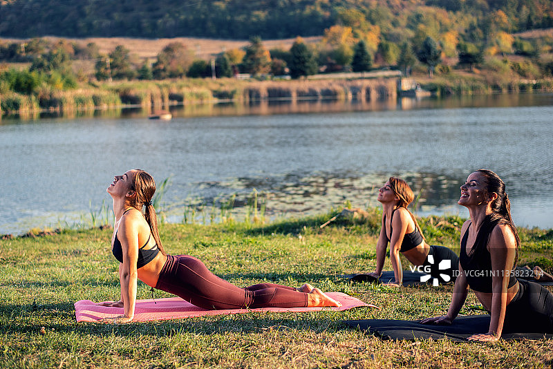 在湖上做瑜伽的女人图片素材