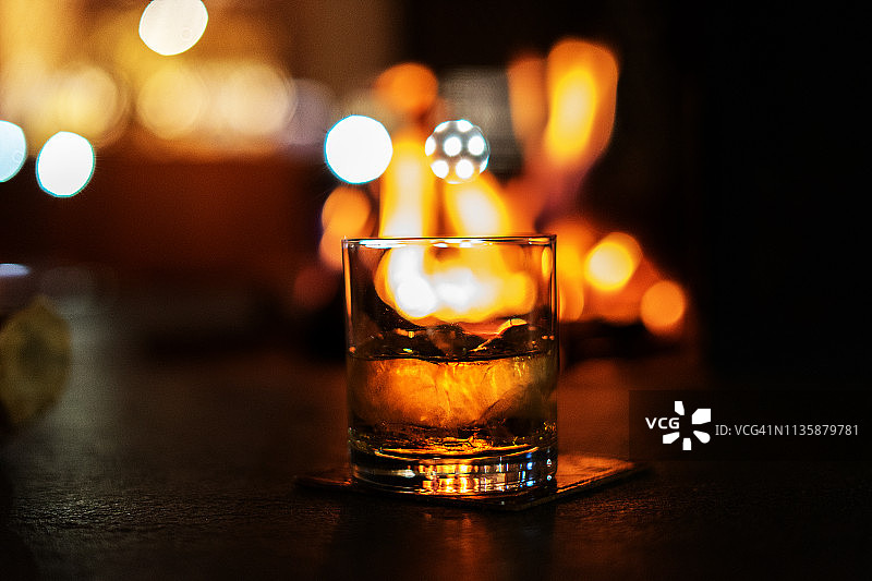 选择性聚焦威士忌酒杯与篝火图片素材