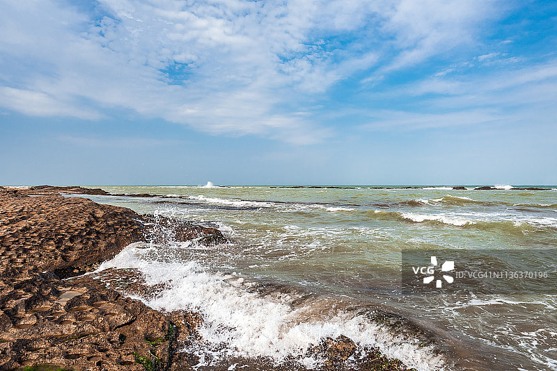 海浪在多岩石的海岸上的拍击声图片素材
