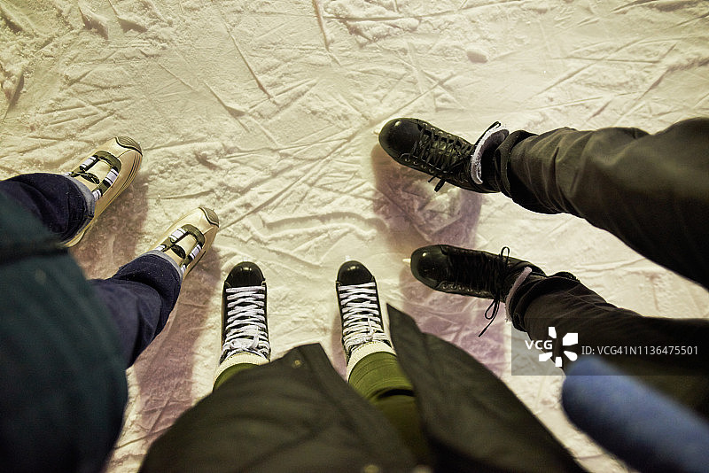 朋友们在溜冰场滑冰图片素材