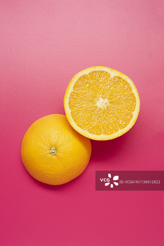 在粉红色背景上的橙子切片静物画图片素材