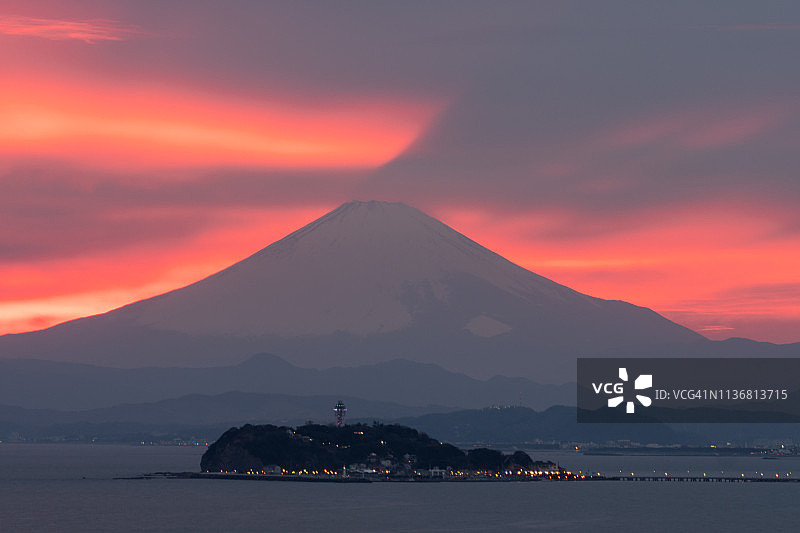 日本太平洋上积雪覆盖的富士山图片素材
