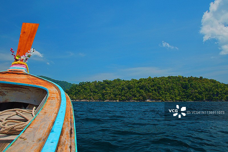 木船航行到浮潜点附近的利比岛，泰国图片素材