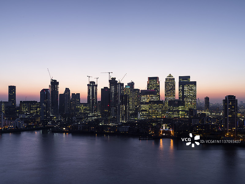 伦敦码头的未来城市天际线在黄昏-鸟瞰图图片素材
