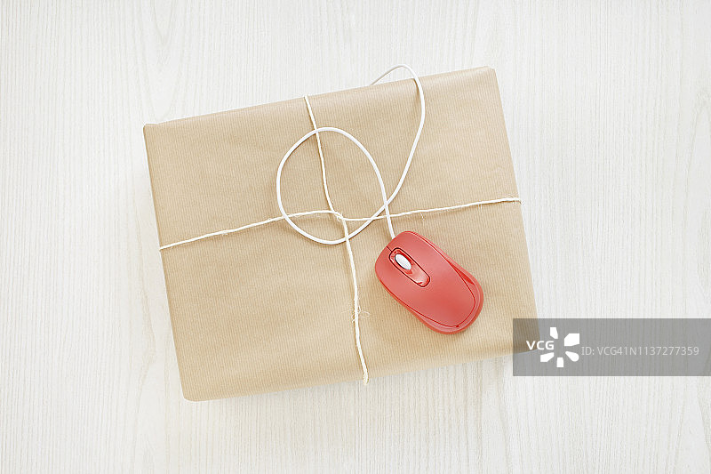 包装礼品和红色鼠标的静物，象征网上购物图片素材