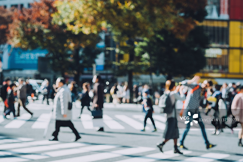 东京涩谷十字路口，忙碌的上班族在上下班高峰期穿过街道图片素材