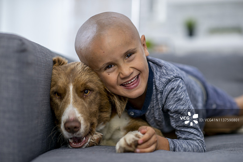 微笑的男孩和他的狗图片素材