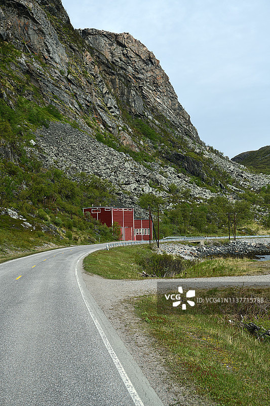 挪威北部Bugøyfjorden附近的蜿蜒公路图片素材