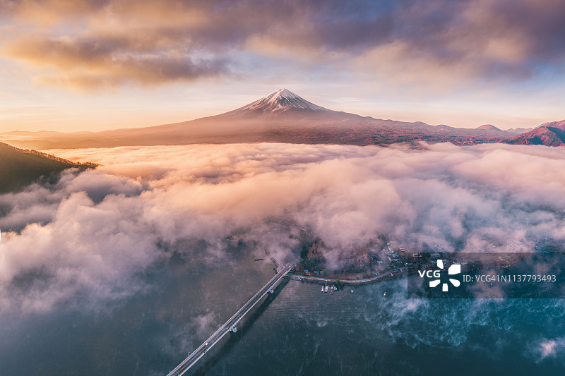 日本日出时富士山和川口湖的鸟瞰图图片素材