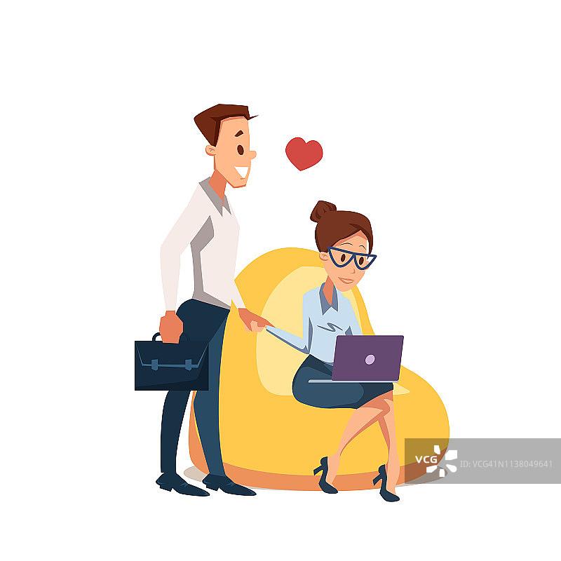 情侣坐在豆袋椅上玩笔记本电脑图片素材
